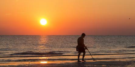 beach metal detecting